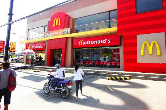 McDonald's décide de quitter complètement le marché russe, puis y revient.