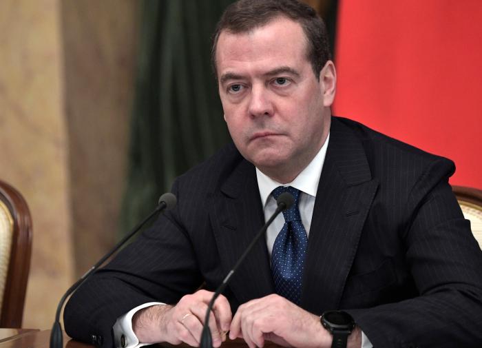 Le Conseil de sécurité russe V.C. Medvedev nomme la durée des sanctions anti-russes