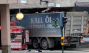 Un camion a foncé sur une foule à Stockholm, plusieurs morts