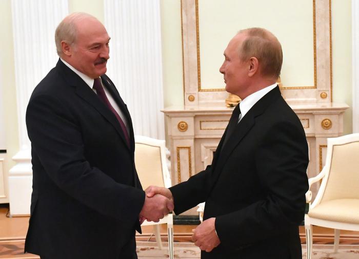 Poutine et Loukachenko discutent d'une trêve en Ukraine avant que le conflit ne s'aggrave