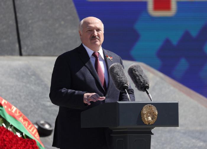 Le président biélorusse : La Serbie ne parviendra pas à s'asseoir sur trois chaises en même temps