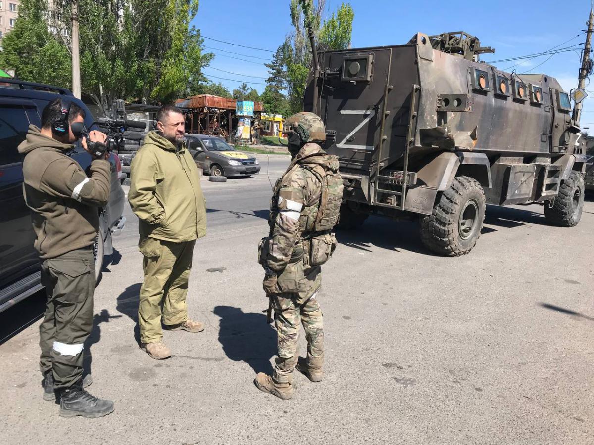 Le groupe de 10 000 hommes des forces armées ukrainiennes se fond discrètement dans la masse.