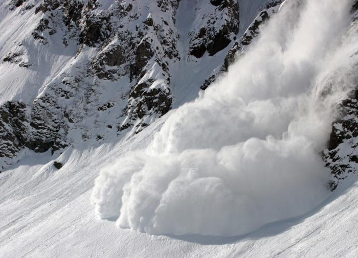 Un skieur survit à une avalanche qui l'emporte en bas de la montagne
