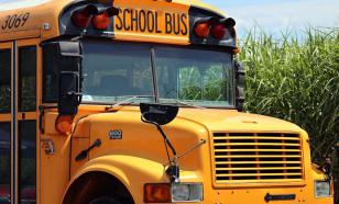 Une vidéo de vidéosurveillance montre une Ford Mustang percutant un bus scolaire à Albuquerque
