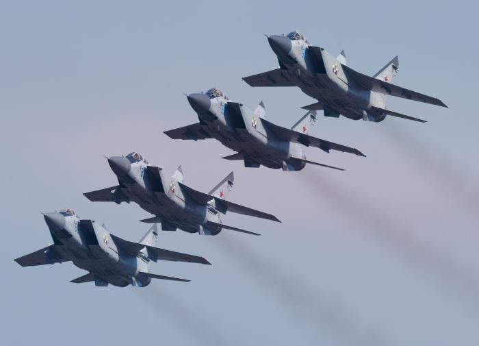 Des avions de chasse MiG-31 effectuent des exercices dans la stratosphère
