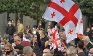 Les députés géorgiens se battent lors de l'examen des projets de loi sur les agents étrangers
